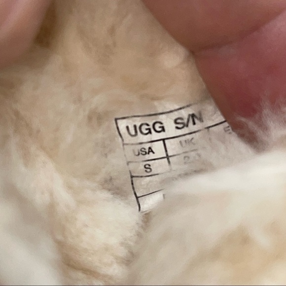 UGG Kids Boot Size S - Picture 5 of 5